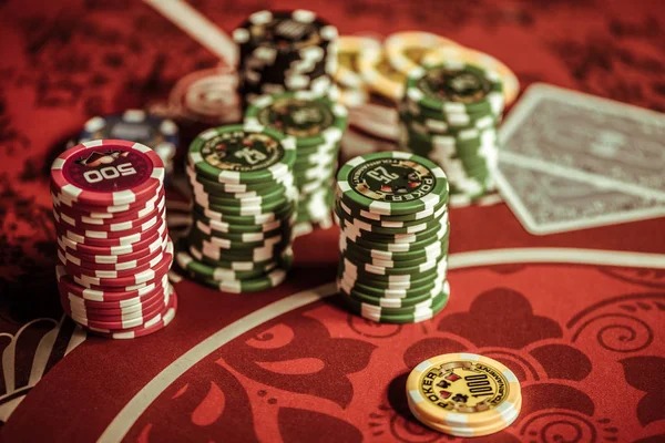 Live dealer spinning American Roulette wheel